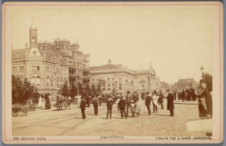 Leidseplein gezien naar de Leidsestraat, met van links naar rechts de gecombineerde brandweer- en politiepost uit 1881, het oude American Hotel uit 1882 en de oude Stadsschouwburg, met de beelden van Bart van Hove uit 1888