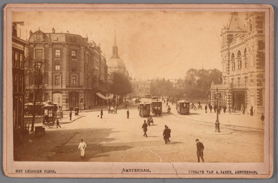 Leidseplein met paardentrams, die vanaf 1898 werden vervangen door elektrische trams, gezien vanuit de Leidsestraat naar het Leidsebosje