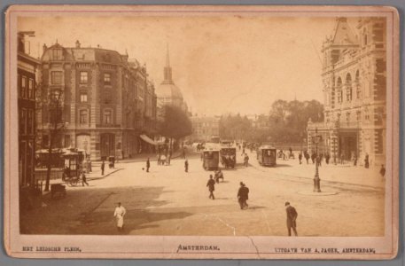 Leidseplein met paardentrams, die vanaf 1898 werden vervangen door elektrische trams, gezien vanuit de Leidsestraat naar het Leidsebosje