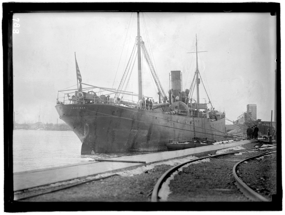 LEONIDAS, U.S.S. ARRIVING WITH MAST OF U.S.S. MAINE LCCN2016863559
