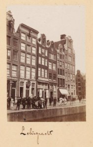Leliegracht 8-18 (ged.) (v.r.n.l.) gezien vanaf de brug in de Herengracht. Half-stereofoto