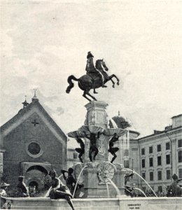 Leopoldsbrunnen in Innsbruck photo