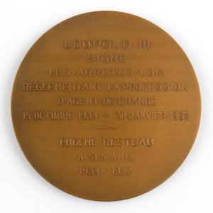 Leopold III Signe Les Arrêtés-Lois êglementant la Profession d'Agent de Change, medal by Pierre Theunis, Belgium, (1937), Coins and Medals Department of the Royal Library of Belgium, 2N150 - 3 (verso)