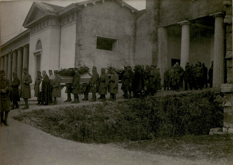 Leichenbegägnis d.Lt.Hofbauer I.R.4.und des techn.Assist.Hosak des Militär-Geolog.Institutes.5.III.1918. (BildID 15512903)