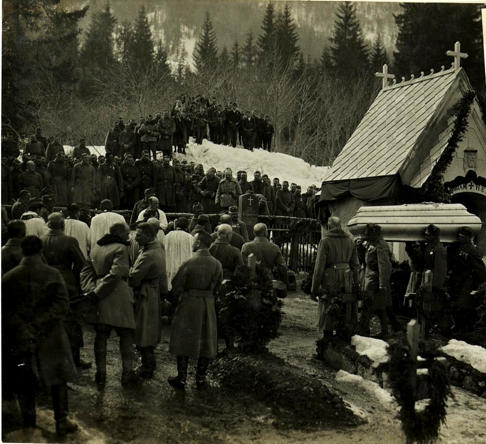Leichenbegängnis des Herrn GM.Josef Freiherr von Henneberg in Griminitzen Aufbahrung der Leiche in Grafendorf. (15.3.1917) (BildID 15499413)
