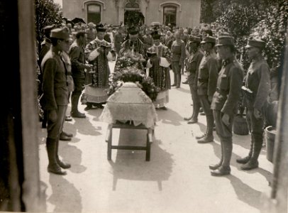 Leichenbegängnis des vor dem Feinde gefallenen Fliegerlt. Hofer, in Villach. (29-6.1917.) (BildID 15799223)