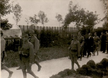Leichenbegängnis des vor dem Feinde gefallenen Fliegerltn. Hofer in Villach. (29-6.1917.) (BildID 15799237)