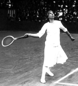 Suzanne Lenglen playing baseline 1914 (cropped) 2