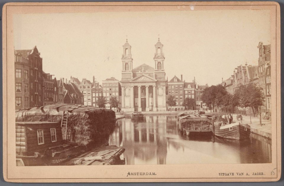 Leprozengracht gezien naar de Mozes en Aäronkerk. Na demping in 1882 werd dit het Waterlooplein-002