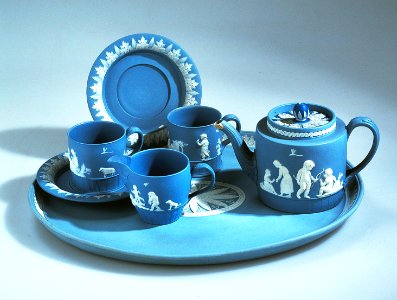 Ler- och stengods. Blå servis med vit dekor. Sent 1700-tal - Hallwylska museet - 89271