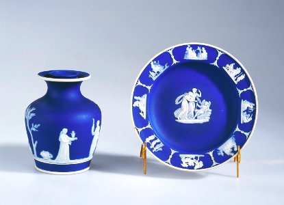 Ler- och stengods. Blått fat med vit dekor: XLV:II:B.c.b.a.01 - Hallwylska museet - 89096