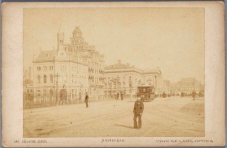 Leidseplein gezien naar de Leidsestraat, 1881, het oude American Hotel uit 1882 en de oude Stadsschouwburg, afgebrand in 1890-001
