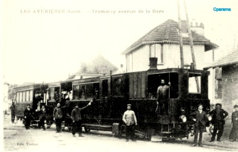 LES AVENIÈRES (Isère) - Tramway avenue de la Gare