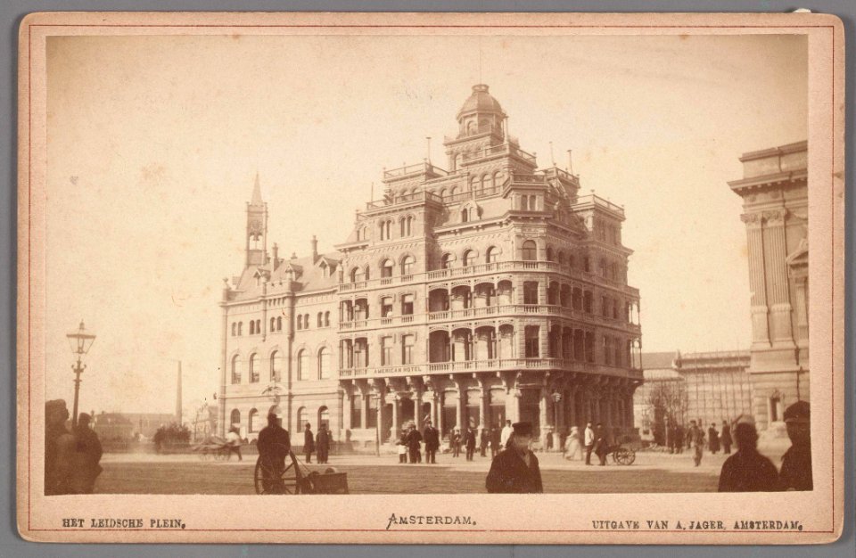 Leidseplein gezien naar de Singelgracht, met de gecombineerde brandweer- en politiepost uit 1881 en het oude American Hotel uit 1882