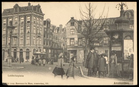 Leidseplein met op de achtergrond de Leidsestraat en geheel rechts een kiosk. Uitgave Buurman-De Haas, Amsterdam, Afb PBKD00082000013