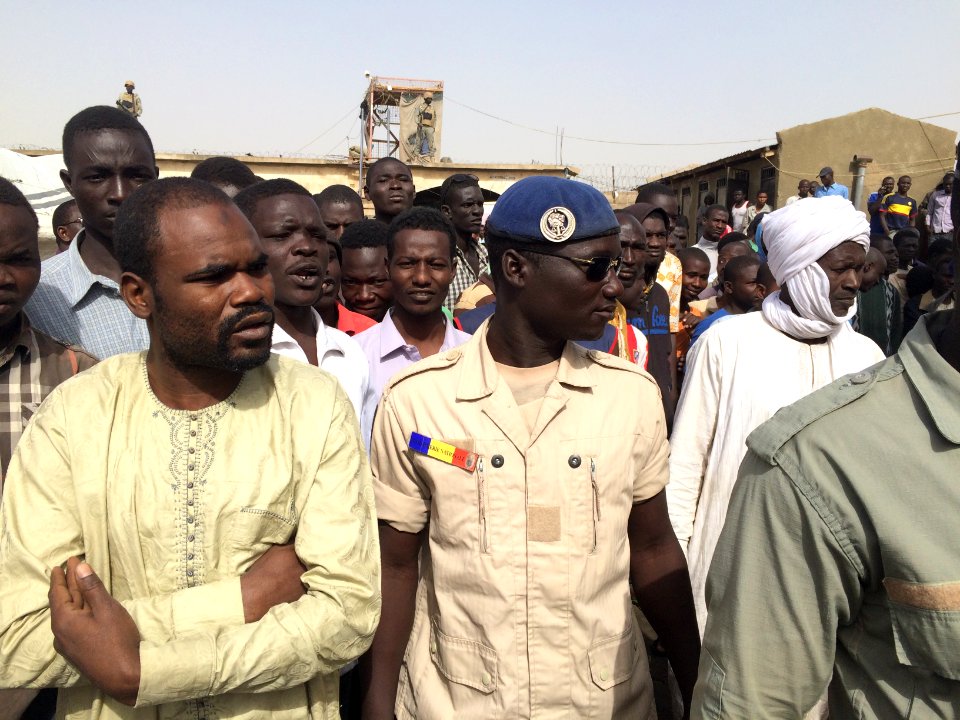 Les agents protègent le passage du ministre à la maison d'arrêt à N'Djamena, Tchad, le 17 février 2017