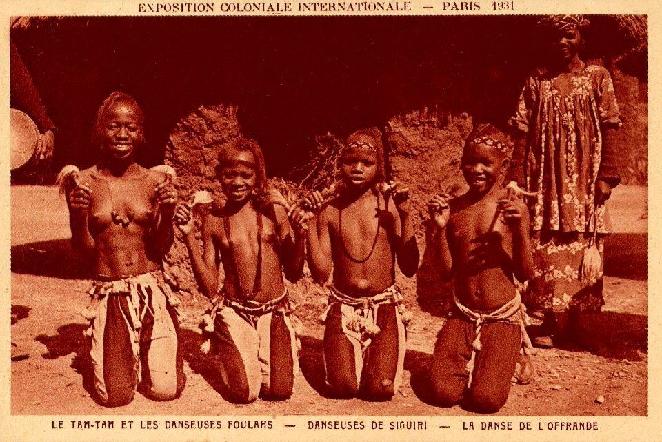 Les danseuses Foulahs de Siguiri Exposition Coloniale Paris 1931