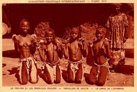 Les danseuses Foulahs de Siguiri Exposition Coloniale Paris 1931