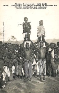 Les griots portent en dansant des fillettes costumées (Guinée)