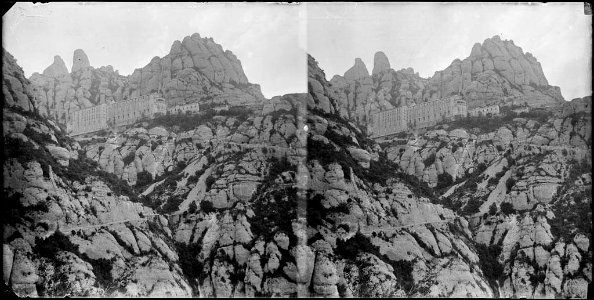 Les muntanyes del massís de Montserrat amb el monestir al mig