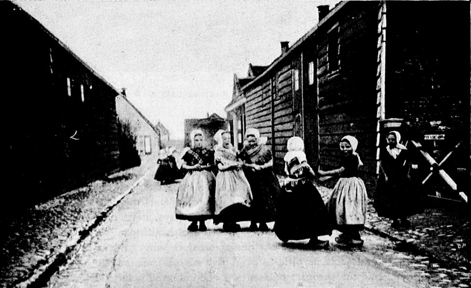 Les petites filles, avec leur frêles bras, leurs grosses jupes, leurs bonnets blancs, étaient charmantes