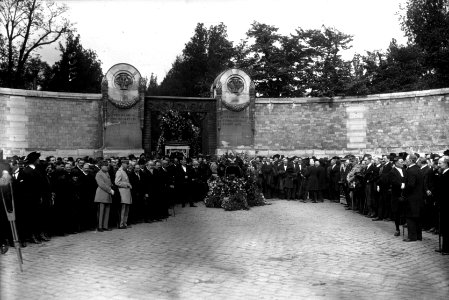 Les obsèques de Mr Etienne - vue générale au Cimetière du Père Lachaise (Btv1b9038948j f1)