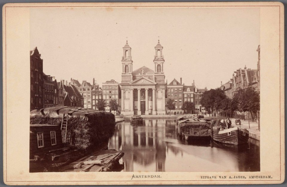 Leprozengracht gezien naar de Mozes en Aäronkerk. Na demping in 1882 werd dit het Waterlooplein