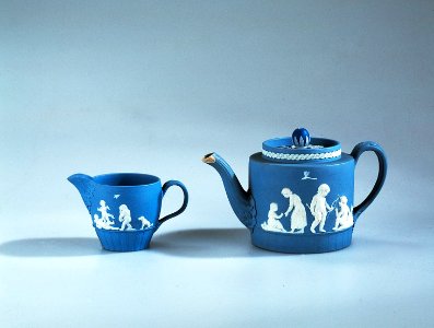 Ler- och stengods. Blå servis med vit dekor. Sent 1700-tal - Hallwylska museet - 89272