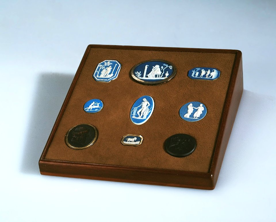 Ler- och stengods. Nio små plaketter i etui - Hallwylska museet - 89307