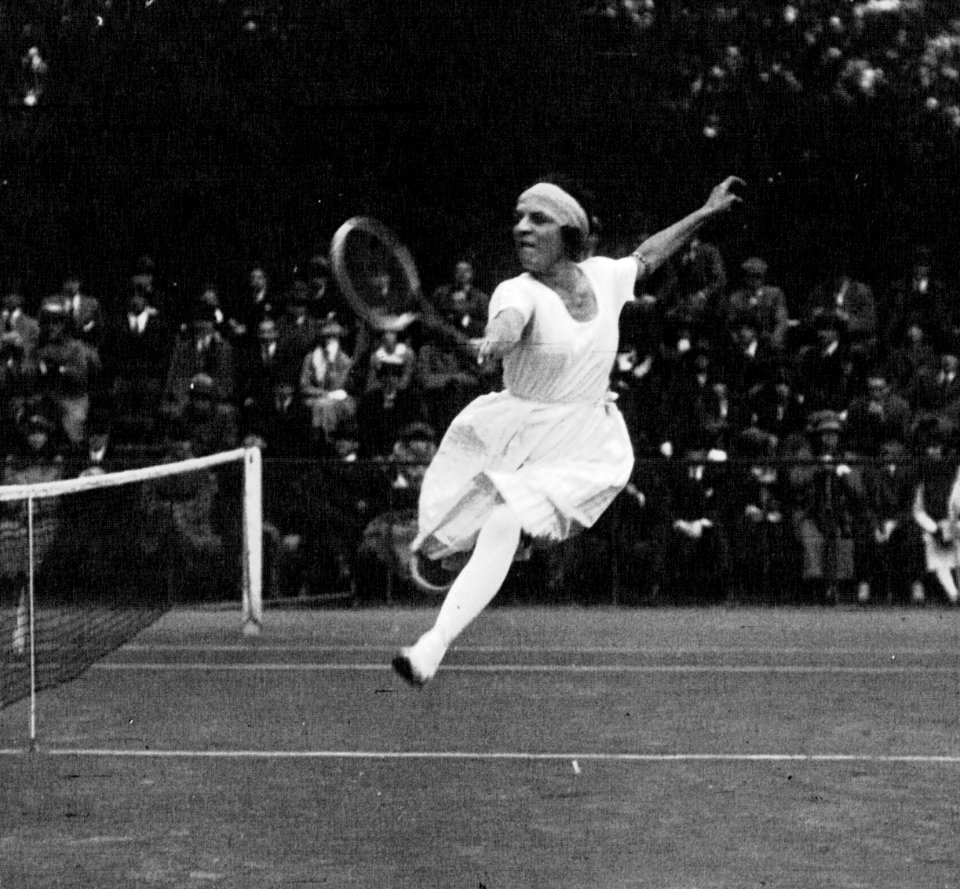 Suzanne Lenglen playing 1920 (cropped)