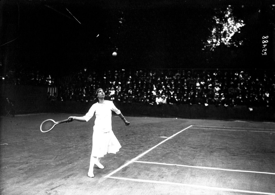 Suzanne Lenglen playing baseline 1914