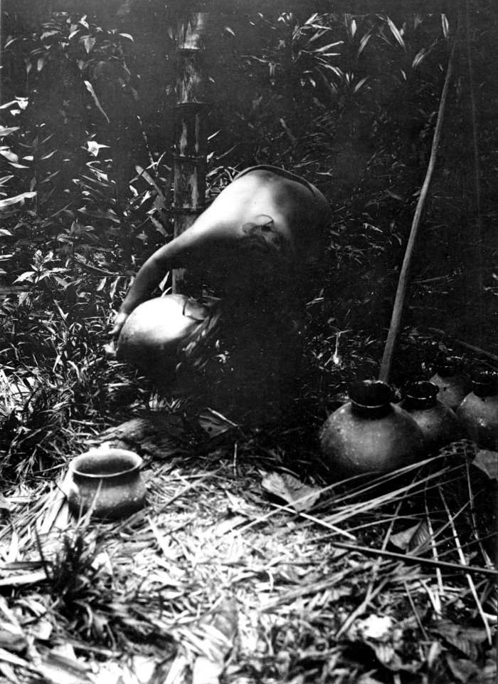 Lerkärl tätas av kvinna med harts invändigt. Rio Pasutó, Chocó, Colombia - SMVK - 004343