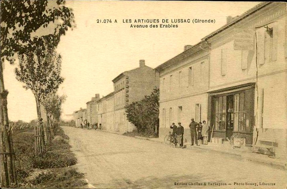 Les Artigues-de-Lussac - bourg 1