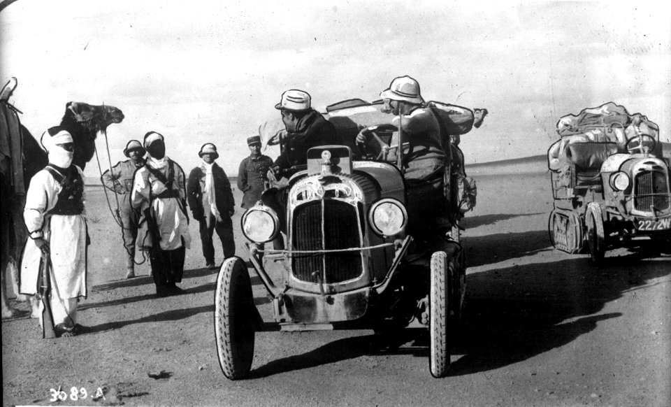 Les autos à chenilles Kegresse Hinstin Citroën dans le Sahara rencontrant des méharistes, dans les premières dunes du Grand Erg - au volant Audouin Dubreuil, à côté de lui l'adjudant Chappuis