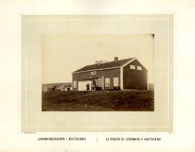 Lensmannsgården i Kautokeino med folk utenfor - Norsk folkemuseum - NF.15006-023