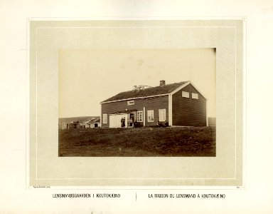 Lensmannsgården i Kautokeino med folk utenfor - Norsk folkemuseum - NF.15006-023 photo