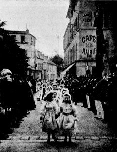 Les fillettes ouvrent le cortège de la rosière