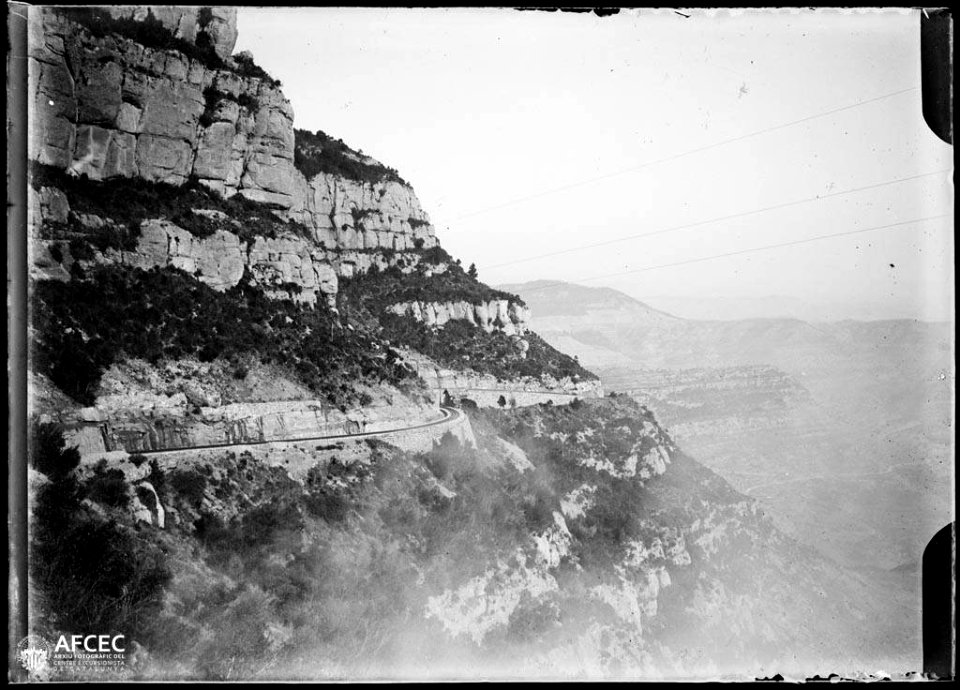 Les muntanyes de Montserrat amb les vies del cremallera