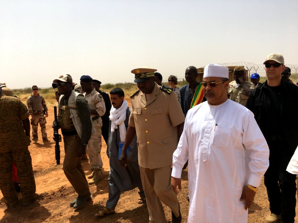 Les officiels maliens lors du lancement des travaux à l'aéroport de Gao, au Mali, le 16 octobre 2017