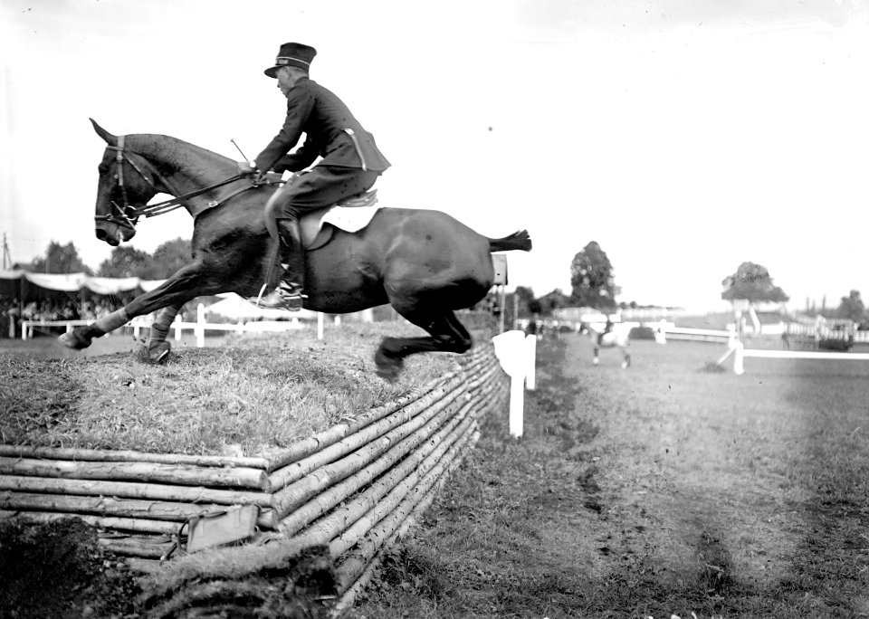 Leutnant Houmard beim Treppensprung - CH-BAR - 3240595