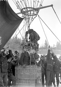 Letzte Arbeiten am Seilwerk des Fesselballons - CH-BAR - 3238351