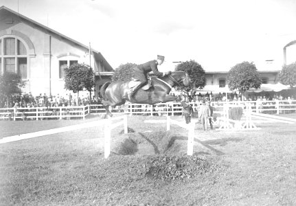 Leutnant Von der Weid beim Grabensprung - CH-BAR - 3239784