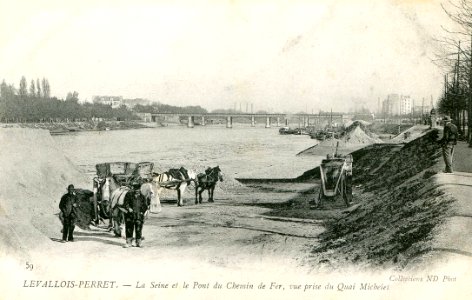 Levallois Perret Seine et Pont de Chemin de Fer vue prise du quai Michelet photo