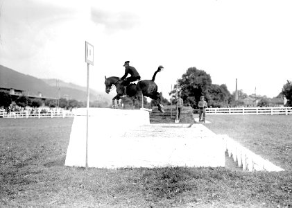Leutnant Dreyfuss beim Mauersprung - CH-BAR - 3240597