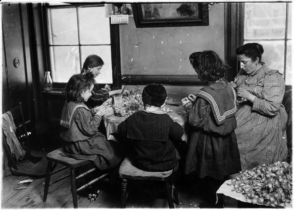 Leveroni family. Earns 4 (cents) a gross making violets. Can make 20 gross a day when children all work. Father has... - NARA - 523066