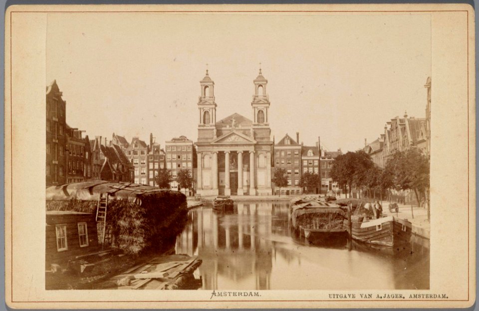 Leprozengracht gezien naar de Mozes en Aäronkerk. Na demping in 1882 werd dit het Waterlooplein-001