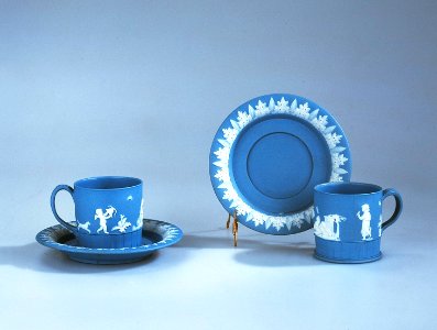 Ler- och stengods. Blå servis med vit dekor. Sent 1700-tal - Hallwylska museet - 89270