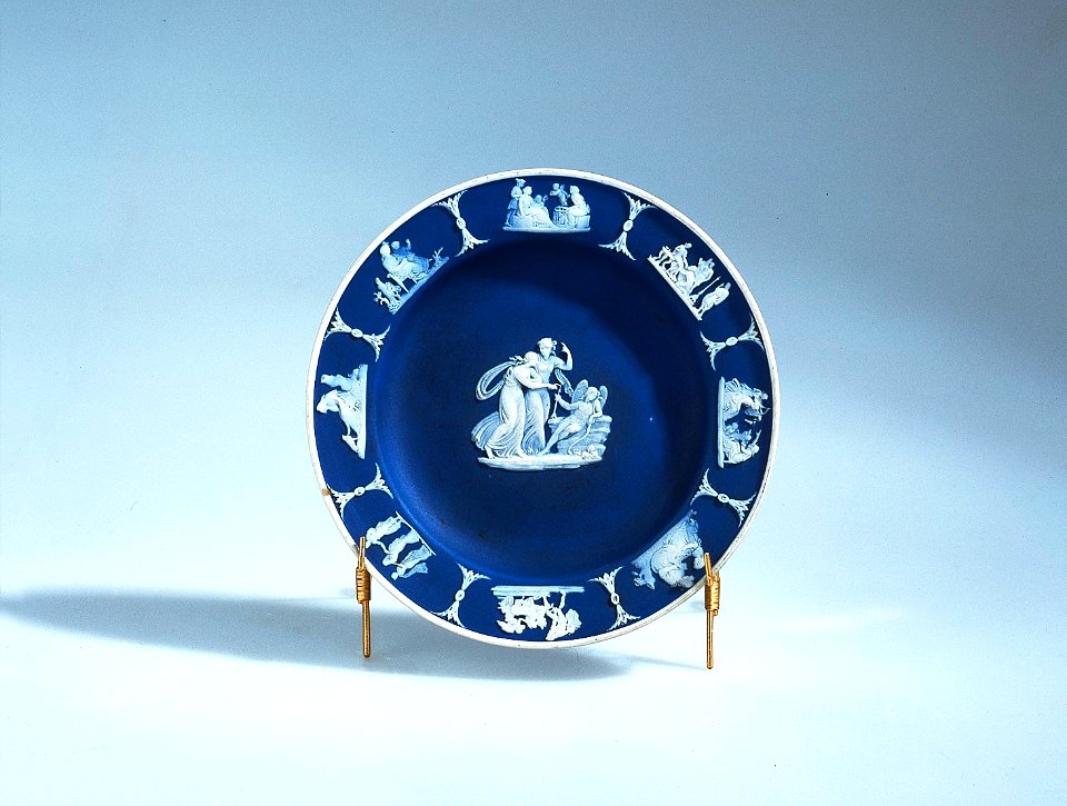 Ler- och stengods. Blått fat med vit dekor. 1700-talets slut - Hallwylska museet - 89269