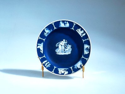 Ler- och stengods. Blått fat med vit dekor. 1700-talets slut - Hallwylska museet - 89269