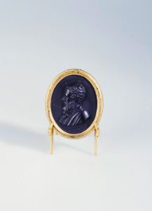 Ler- och stengods. Porträttmedaljong - Hallwylska museet - 89088